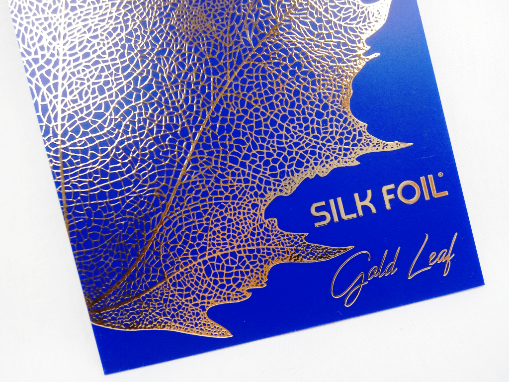 Foil print. Силк фойл. Тиснение Silk Foil. Silk Foil печать. Объёмное тиснение Silk Foil.