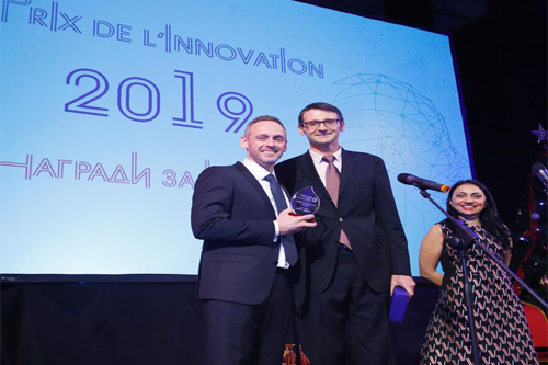 The CEO of Pulsio Print receiving the innovation award